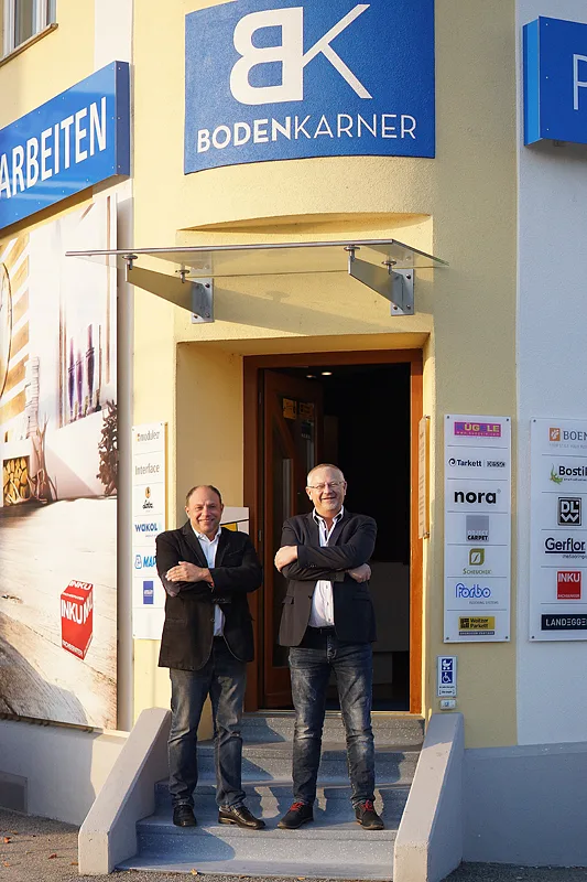 Erich Werner und Roman Karner vor dem Eingang in St. Pölten
