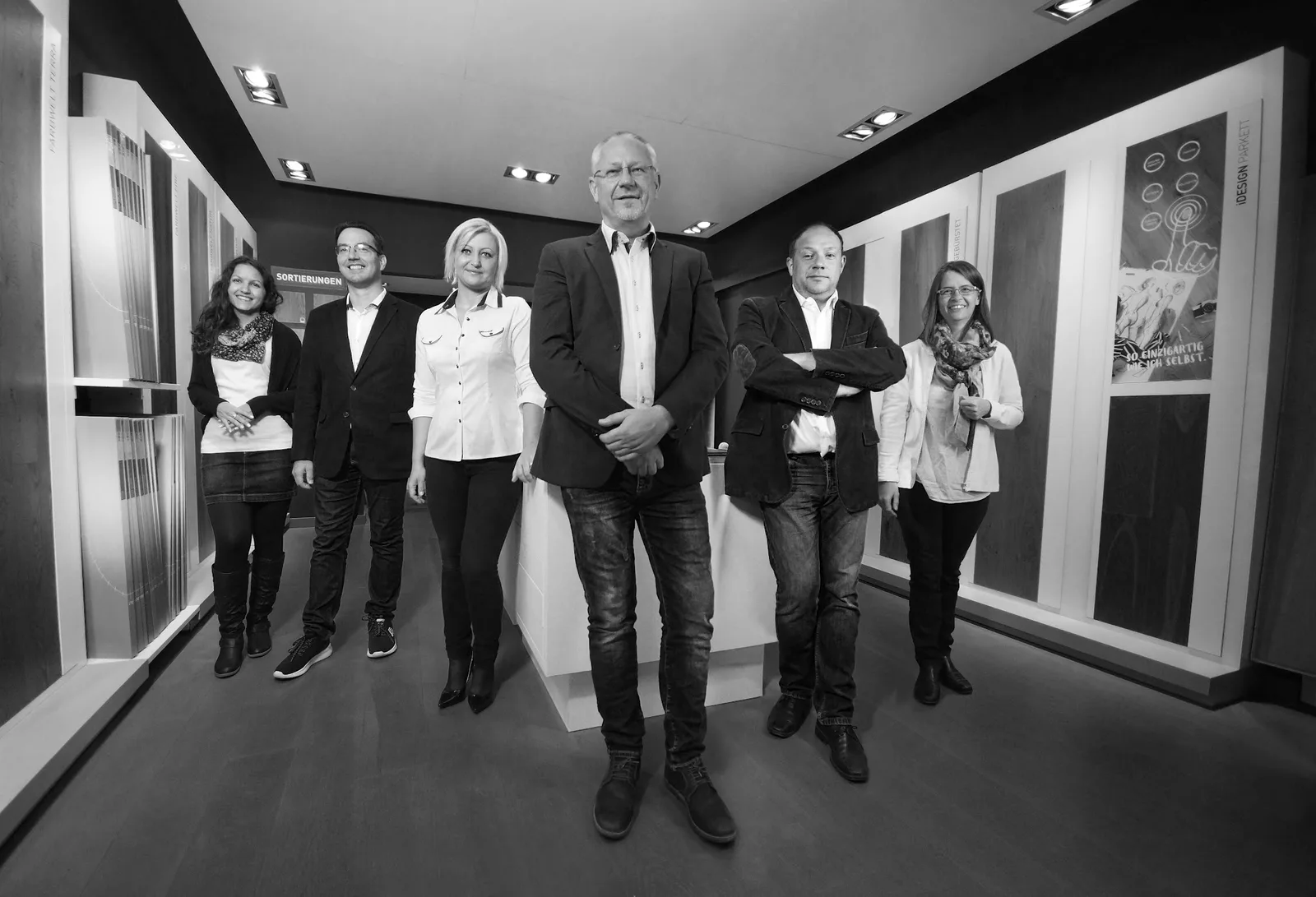 Sechs Mitglieder des Teams im Schauraum