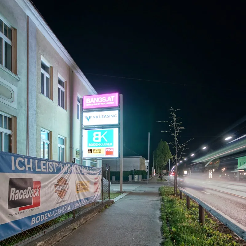 Beleuchteter Firmensitz in St. Pölten bei Nacht
